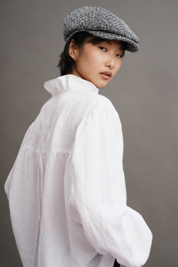 Блузка с рюшами и воротником-стоечкой из белого льна