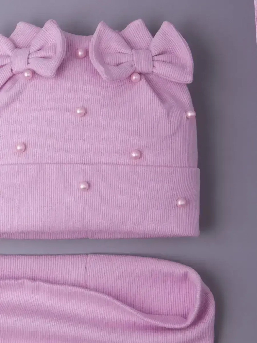 Шапка для девочки на осень с бусинами и снуд