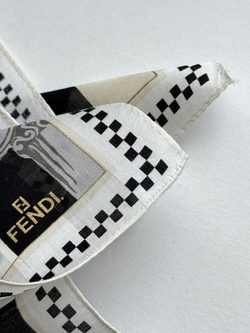 Платок в серо-бежевых тонах с капителями Fendi