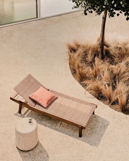 Шезлонг Itani из 100% массива акации и искусственного ротанга Испания La Forma