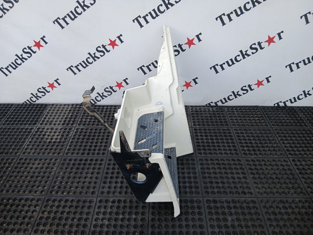 Корпус подножек левый 2023г