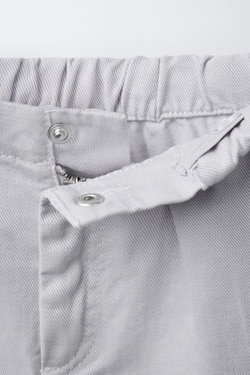 ZARA ДЖИНСОВЫЕ ШОРТЫ С ЗАЩИПАМИ, СЕРЫЙ