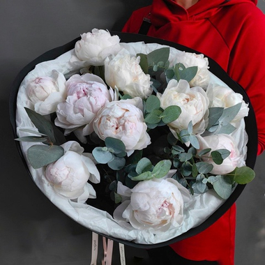 Букет из 11 пионов с эвкалиптом в "облачке"