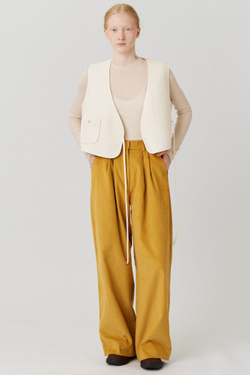 Жилет на двух завязках из молочного букле