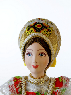 Кукла сувенирная фарфоровая. Россия. Девочка в цветном сарафане (стилизация).