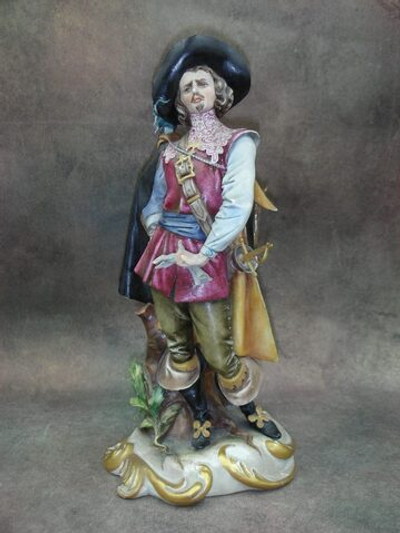 Статуэтка. Фарфор. Мушкетёр. Capodimonte. Италия