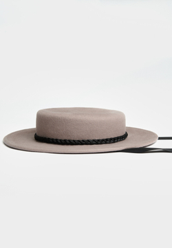 Шляпа из фетра с косынкой