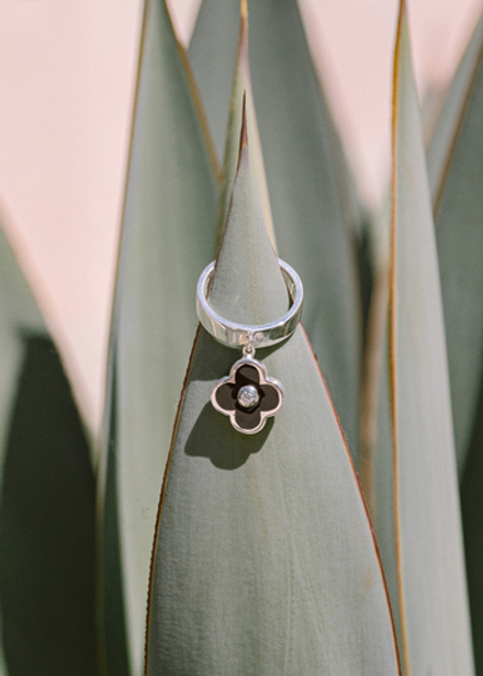 Кольцо-подвеска «Марселия маленькая» с черной ювелирной эмалью и белым перламутром