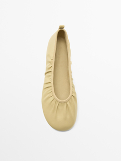 Massimo Dutti Мягкие кожаные балетки со сборками, бежевый