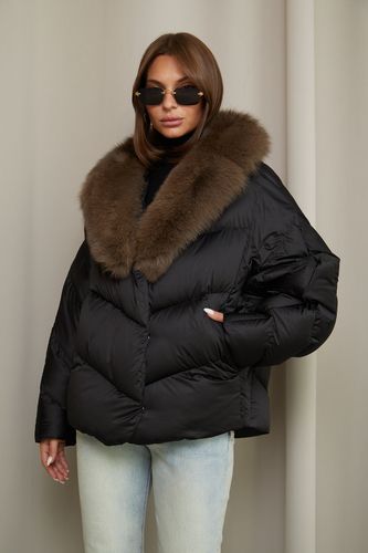 Черно-коричневый пуховик с меховым воротником