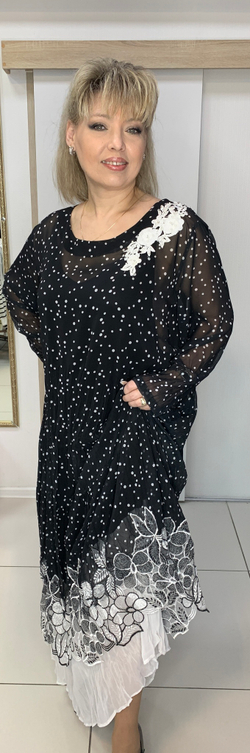 Нарядное длинное платье-двойка с оригинальным белым принтом