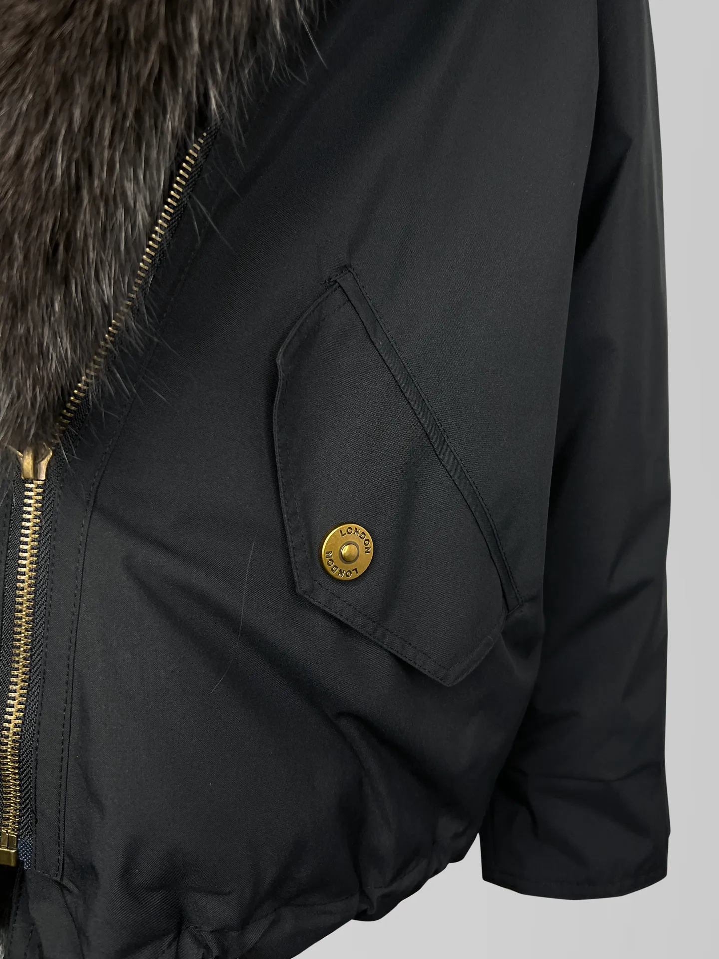 Куртка-парка однотонная на молнии с кулиской внизу и воротником из меха