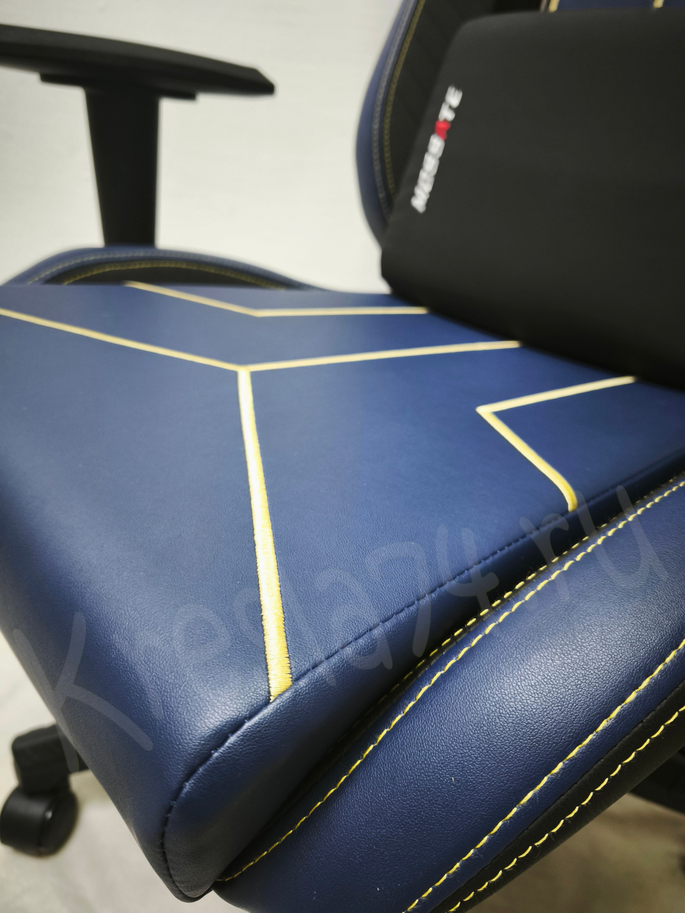 Геймерское кресло с подножкой. Цвет синий