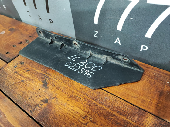 Брызговик передний правый Toyota Land Cruiser 300 21-нв Б/У Оригинал 5385360040