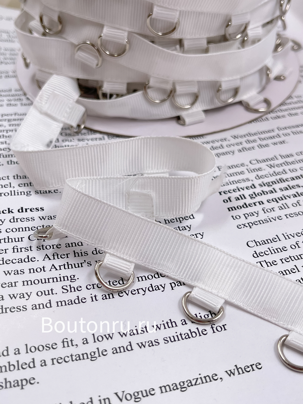 Тесьма белая с серебристыми полукольцами корсетная