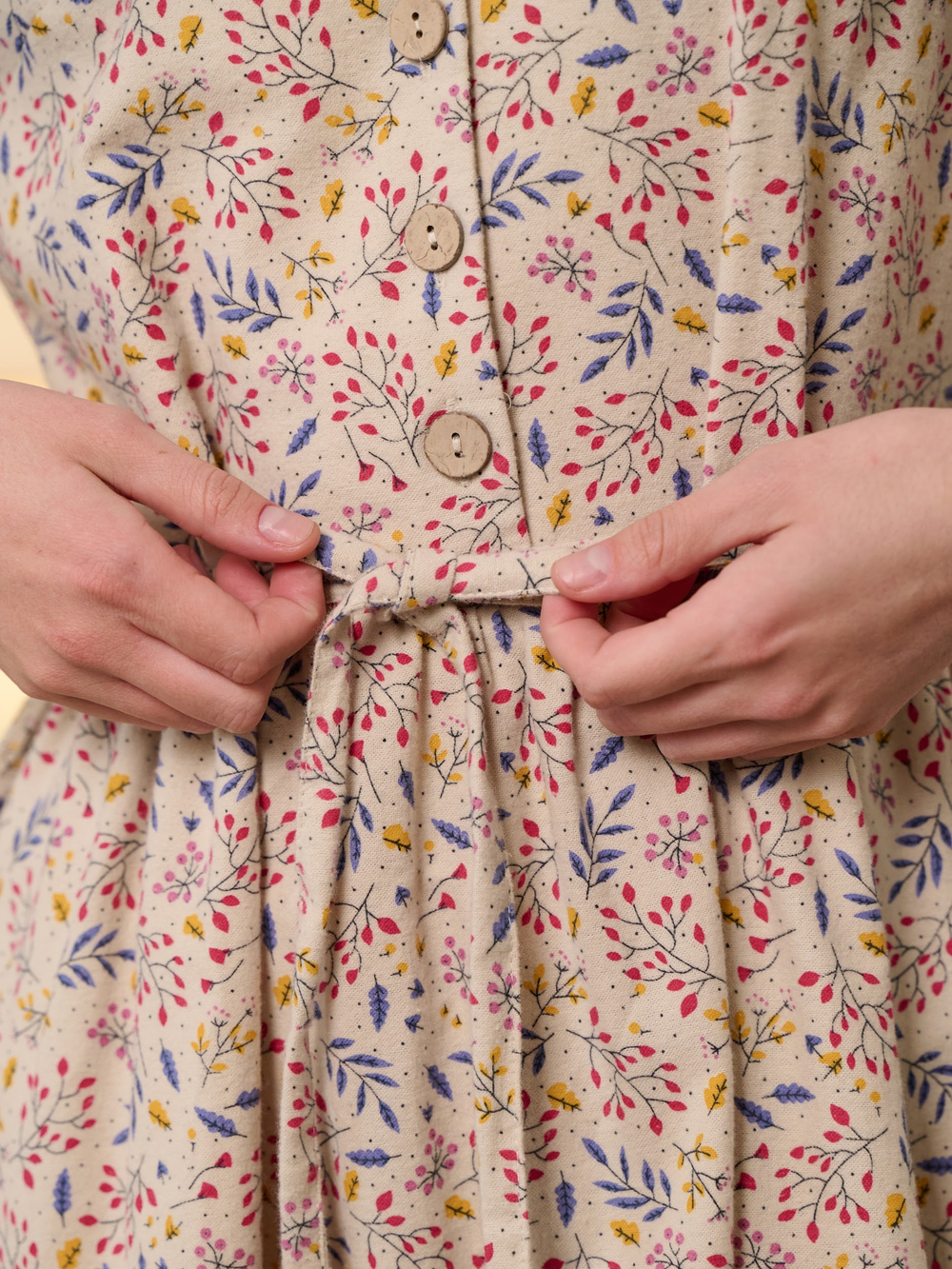 Платье с воротником стойкой