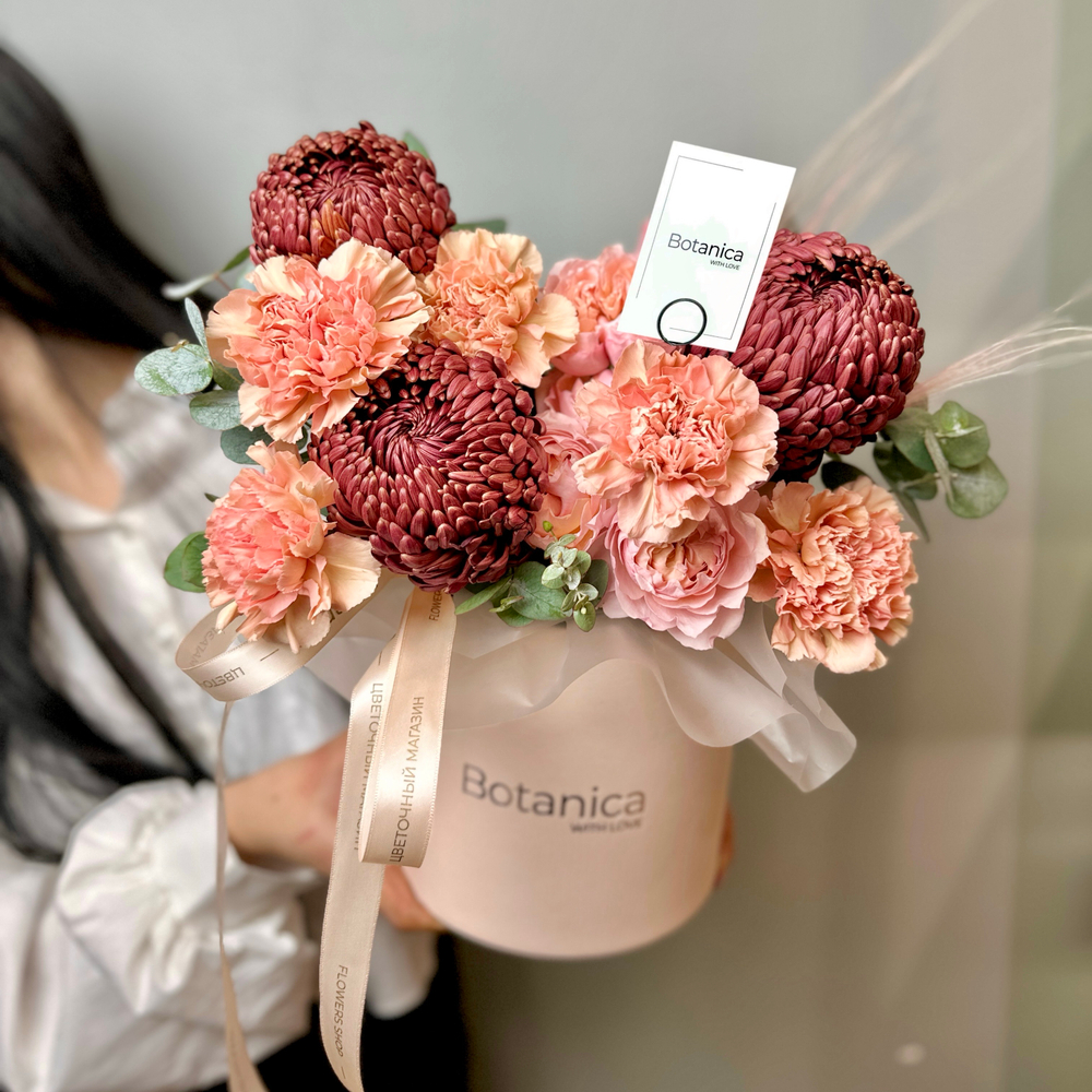 Цветочная композиция с хризантемой бигуди , кустовой розой Джульетта и диантусами 91120251