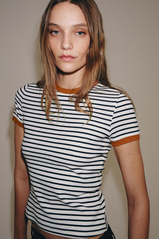 ZARA ФУТБОЛКА В ПОЛОСКУ С КОРОТКИМ РУКАВОМ, ЭКРЮ/ТЕМНО-СИНИЙ