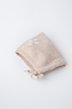 ZARA ТРИКОТАЖНЫЙ ЧЕПЧИК С ЦВЕТОЧНОЙ ВЫШИВКОЙ, СВЕТЛО-БЕЖЕВЫЙ