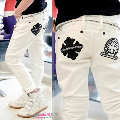 Брюки однотонные с контрастными аппликациями на карманах