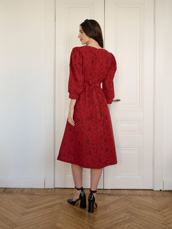 Платье с вырезом-сердечко