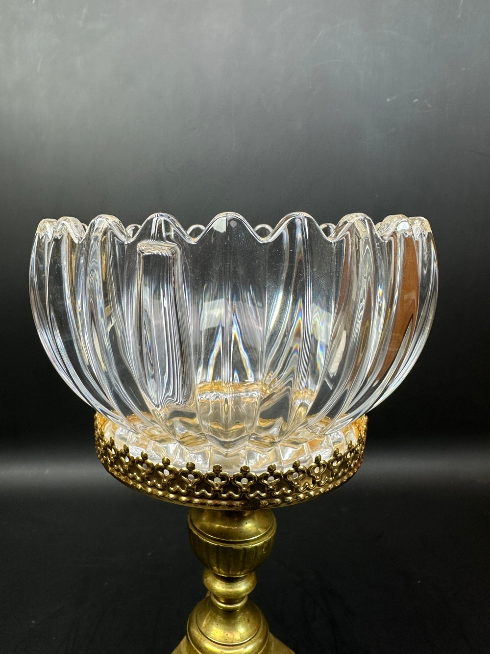 Декоративная ваза на подставке