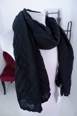 Палантин из акрила с еле заметным узором на ткани