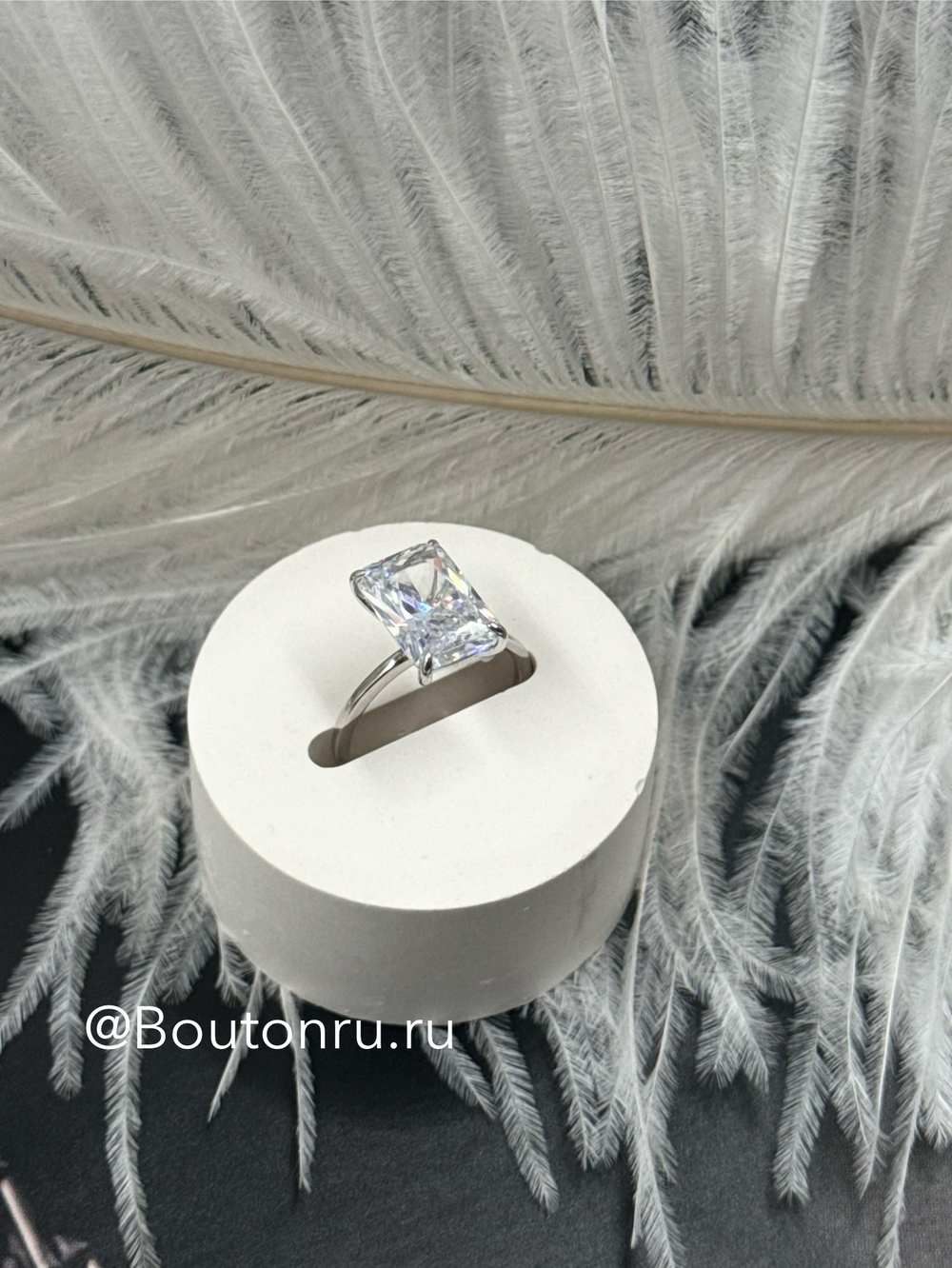 Кольцо серебряное с крупным цирконом