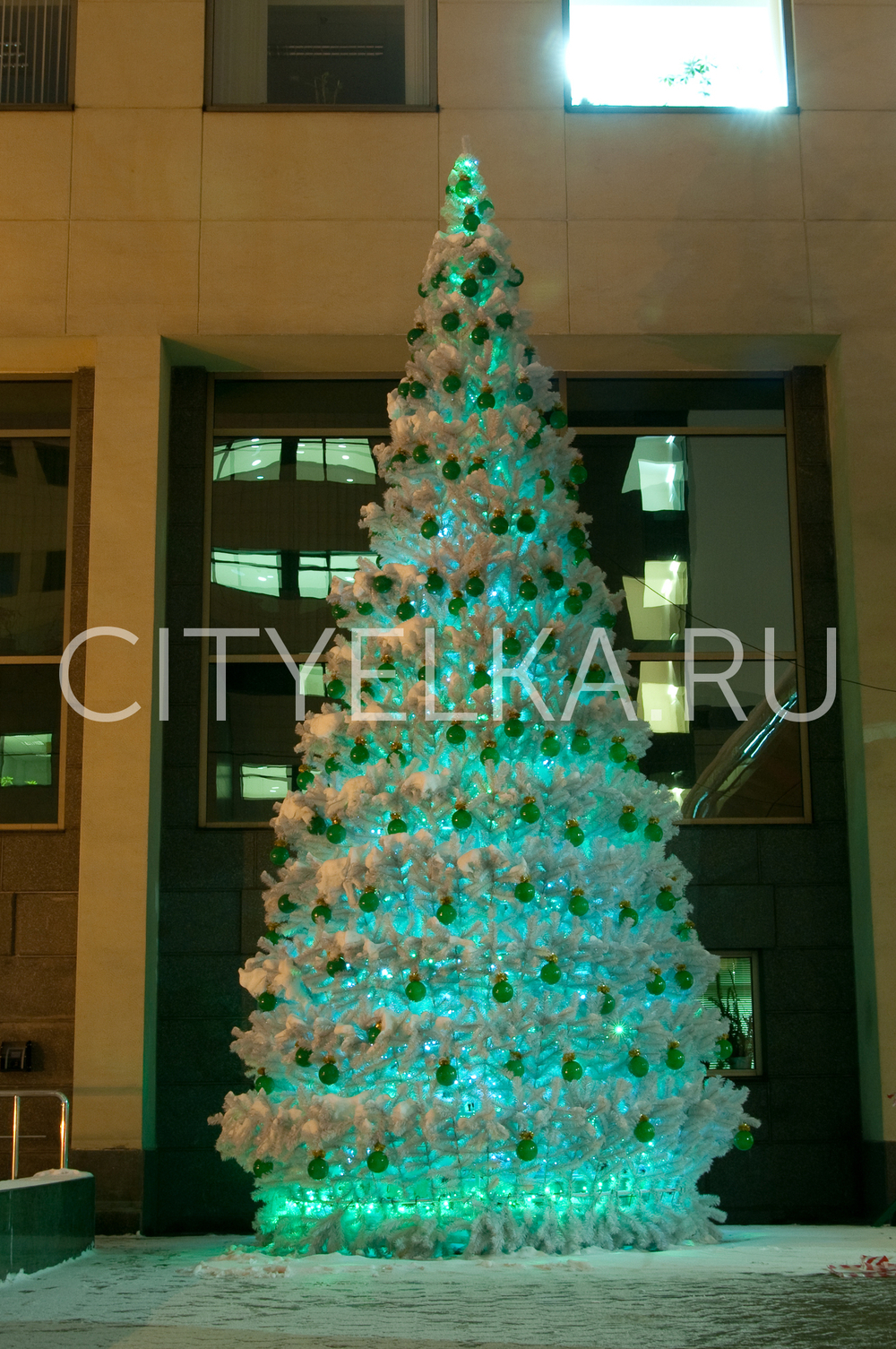 Ель уличная искусственная "Альпийская" ствольная белая