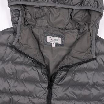 Куртка Armani Jeans на синтетическом утеплителе в состоянии новой, S