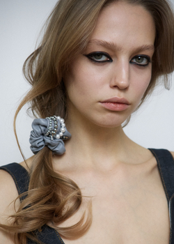 Кожаная резинка серого цвета