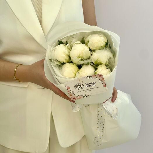 Монобукет из 7 белоснежных пионов Ангел с пёрышками. Монобукет 047 Chalet Green