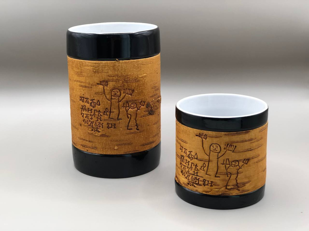 Набор из двух кружек, малая и большая, фарфоровые c берестой. Коллекция Onfim (Онфим) или Gramoty (Грамоты). 2 кружки без ручки, одной коллекции.