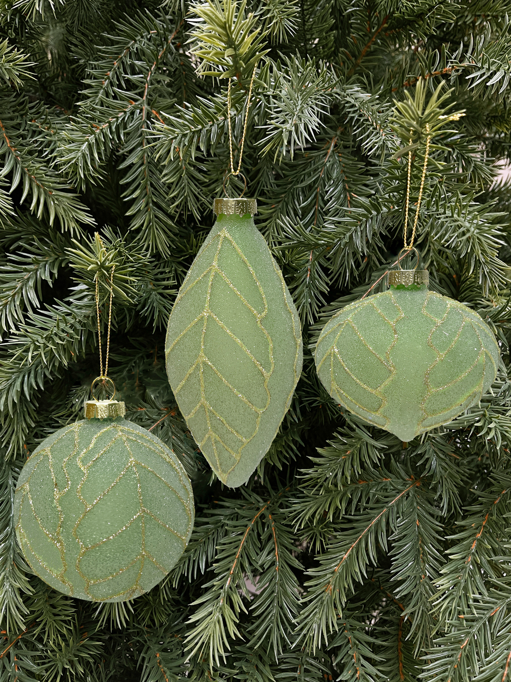 Набор елочных игрушек 8см 9шт ChristmasDeLuxe зеленый в инее с листьями