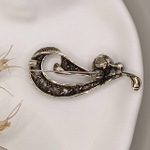 Брошь"Петля с жемчужиной и стразами"