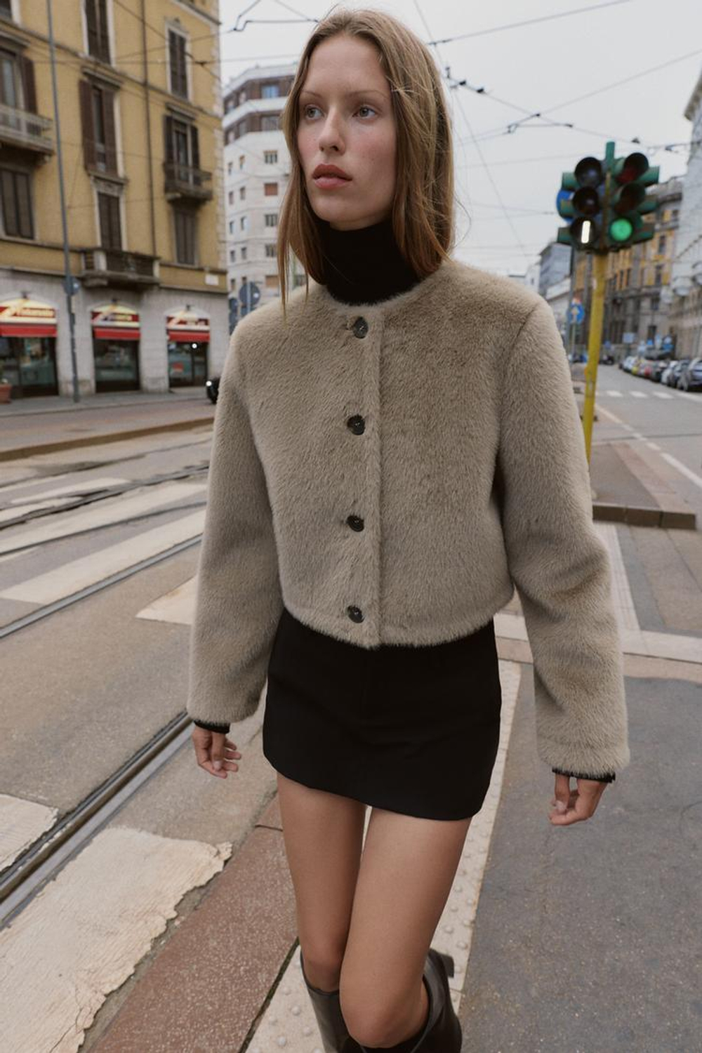 ZARA КОРОТКАЯ ШУБА ИЗ ИСКУССТВЕННОГО МЕХА, БЕЖЕВЫЙ