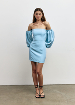 Голубое платье с открытыми плечами