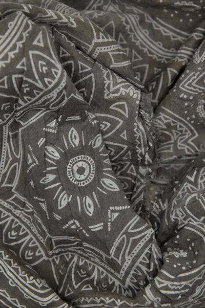 Хлопковый платок-палантин с орнаментом