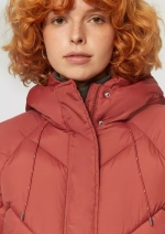 Стеганое пальто с капюшоном