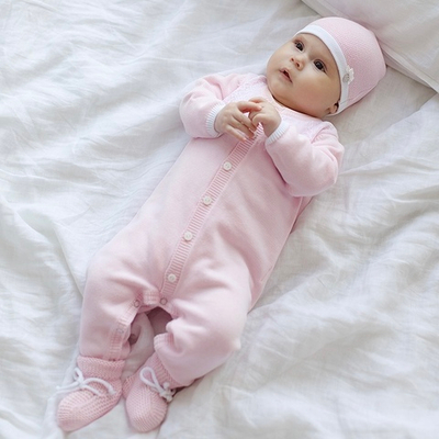 Комплект из хлопка: комбинезон с кружевом, шапочка и пинетки (Розовый)