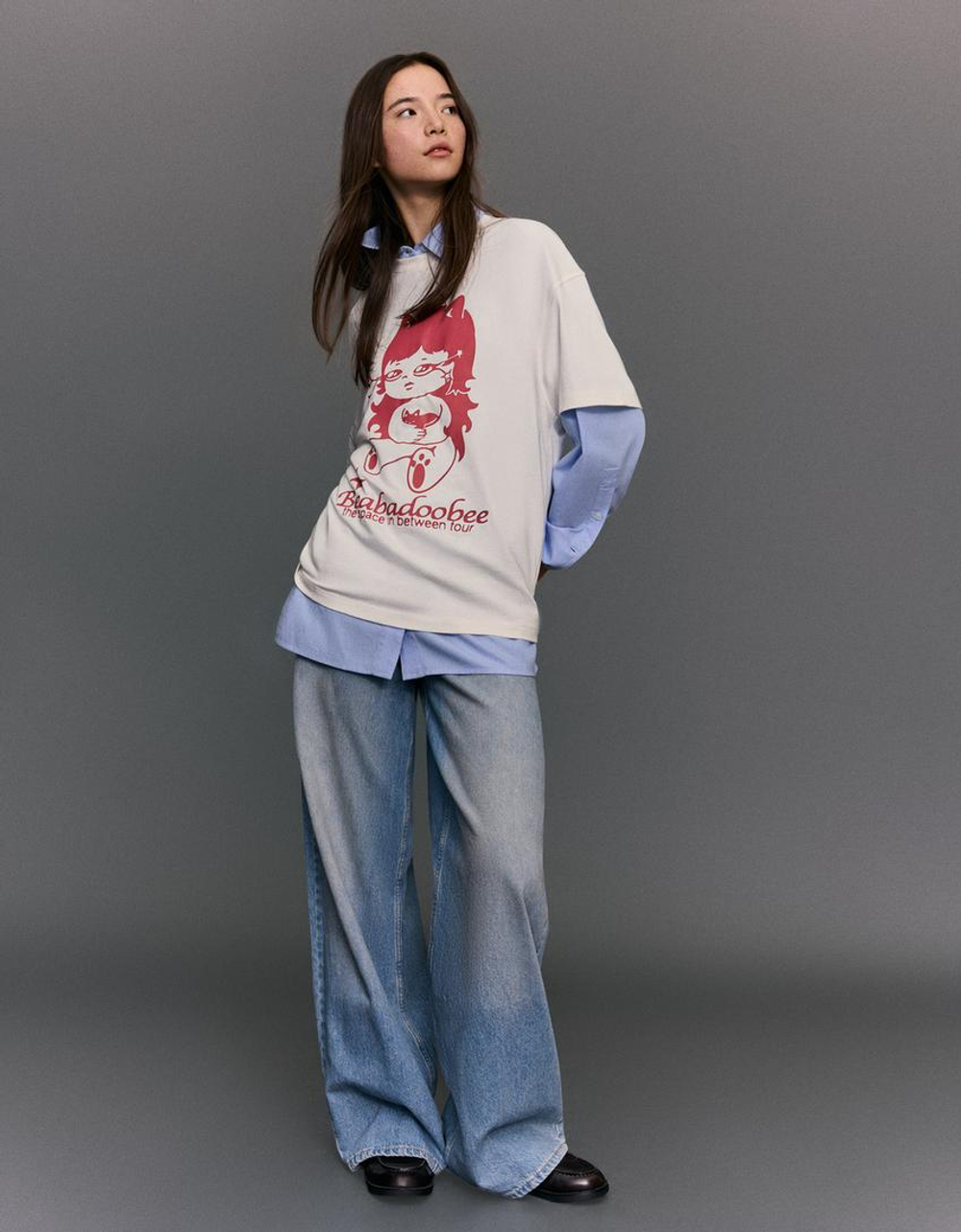 BERSHKA Футболка с коротким рукавом и принтом Beabadoobee, белый