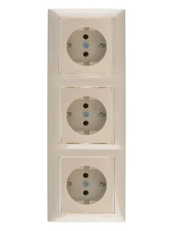 Розетки с заземлением 3 шт + рамка 3 поста Legrand valena 220В, 16А,цвет слоновая кость
