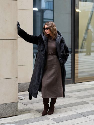 Черный комбинированный пуховик с капюшоном и поясом