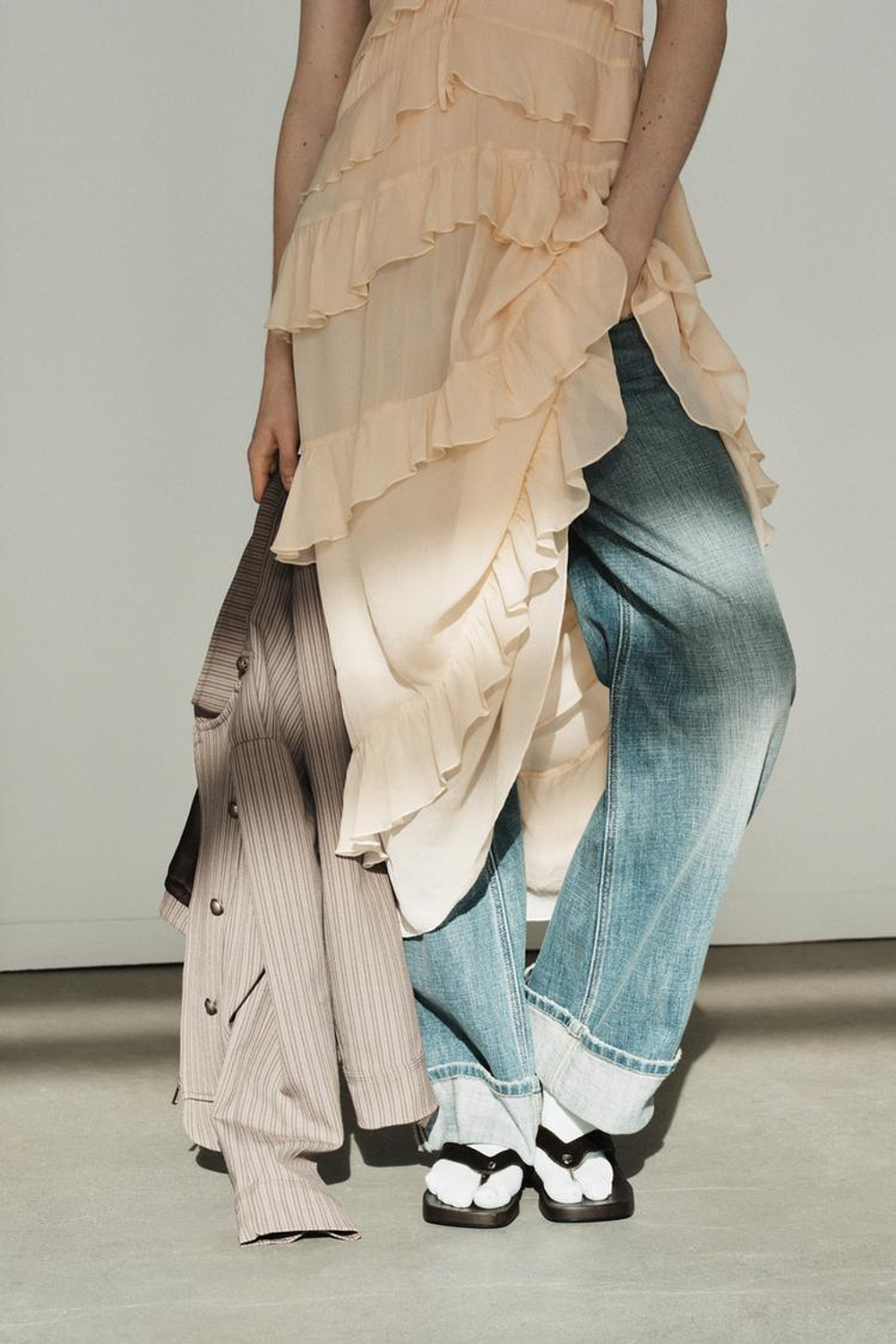 ZARA ПЛАТЬЕ МИДИ С ВОЛАНАМИ, КРЕМОВЫЙ