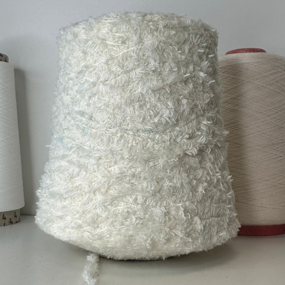PILU - New Mill; 4% кашемир, 25% меринос, 33% вискоза, 38% п/а; 145м/100гр; цвет: белый натуральный