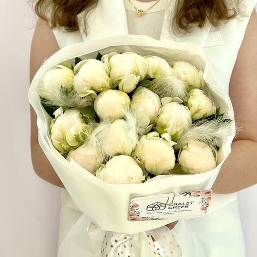 Монобукет из 15 белоснежных пионов Ангел с пёрышками. Монобукет 049 Chalet Green