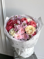 Сборный букет из хризантемы, маттиолы, кустовых пионовидных роз и диантусов роз - размер S