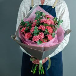 Стильный букет розовых диантусов с эвкалиптом