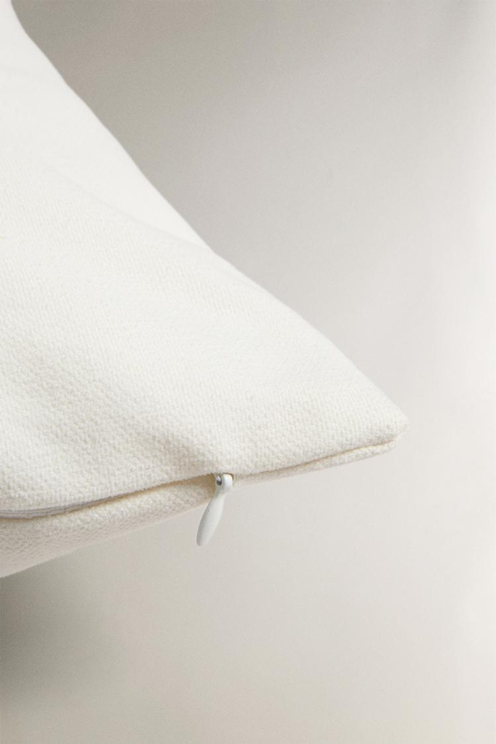 ZARA HOME ЧЕХОЛ ДЛЯ ДЕКОРАТИВНОЙ ПОДУШКИ С ВЫШИВКОЙ «ЕЖЕВИКА», КРЕМОВЫЙ