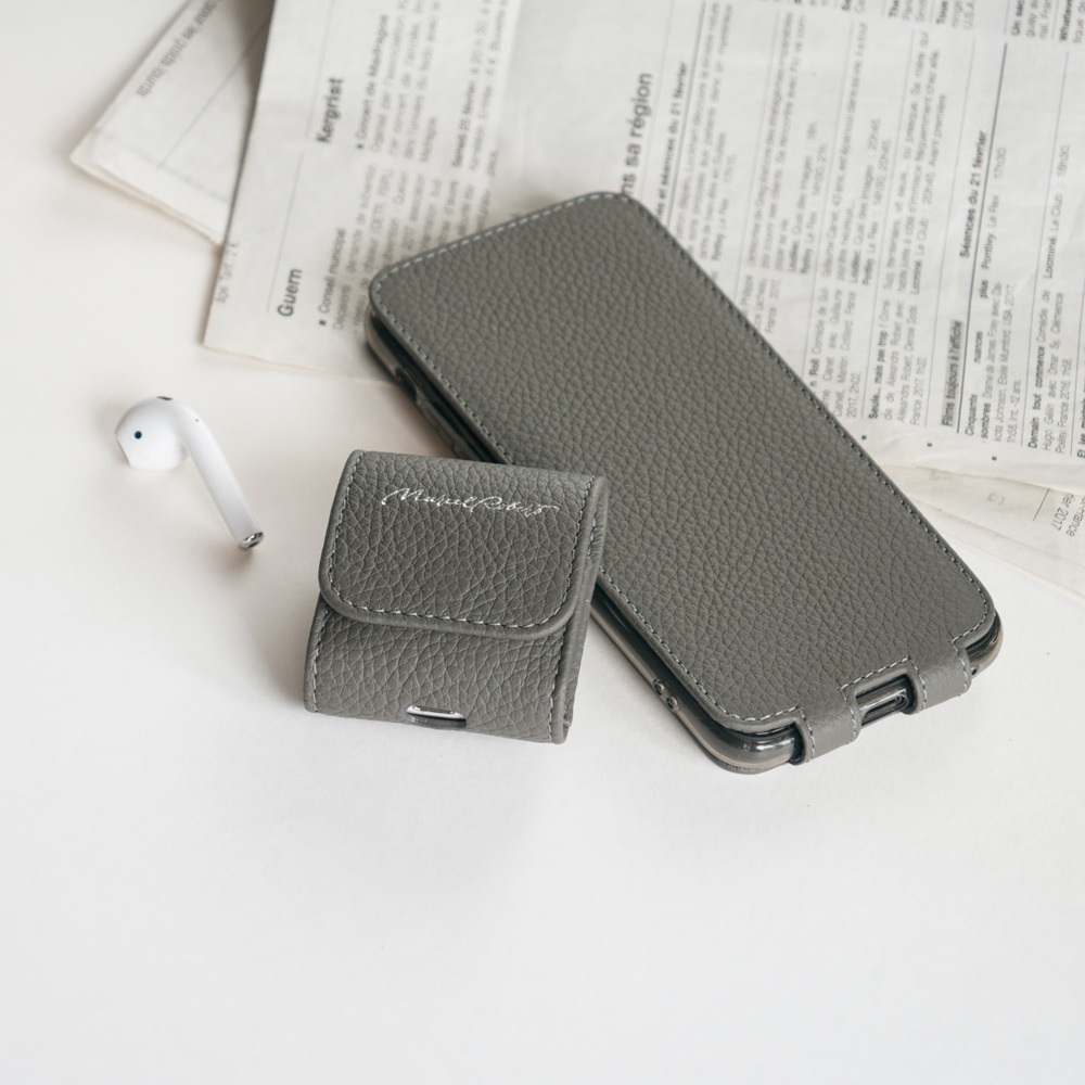 Чехол кожаный для iPhone XR серого цвета